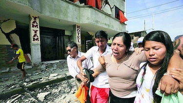 Familiares esperan hallar a seres queridos tras sismo en Ecuador