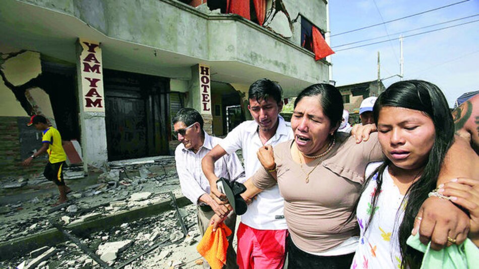 Familiares esperan hallar a seres queridos tras sismo en Ecuador