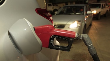 Desde este viernes baja el precio de los combustibles