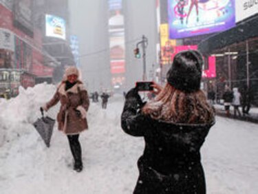 Operaciones de limpieza empiezan en Estados Unidos tras mortal tormenta 'Snowzilla'