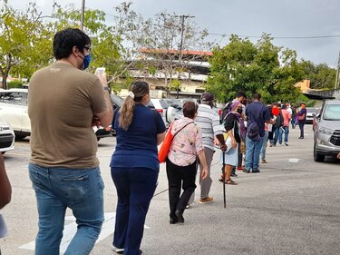 Asegurados acuden al hospital Susana Jones Cano para citas de Radiología y salen con las manos vacías