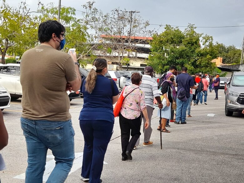 Asegurados acuden al hospital Susana Jones Cano para citas de Radiología y salen con las manos vacías