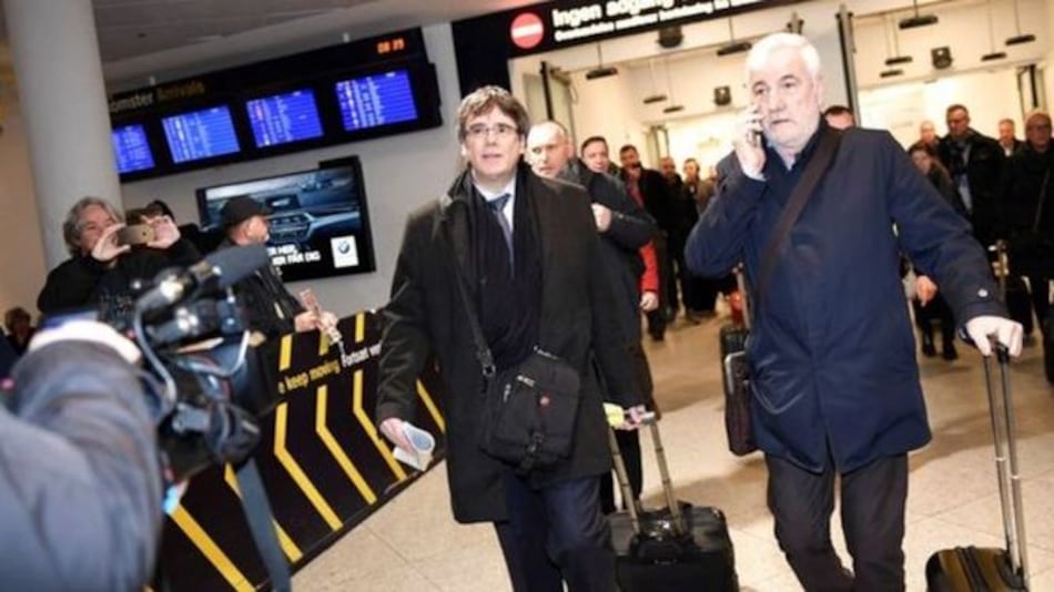 Expresidente catalán Carles Puigdemont aterriza en Dinamarca; España busca nueva orden de arresto