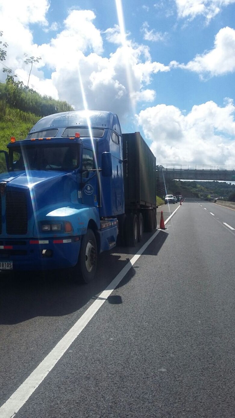 La llanta de una mula destroza patrulla policial que realizaba control de tránsito en la Autopista Panamá-Colón