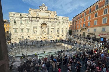 Así es la pasarela por la que se puede ver ahora a la Fontada de Trevi en Roma