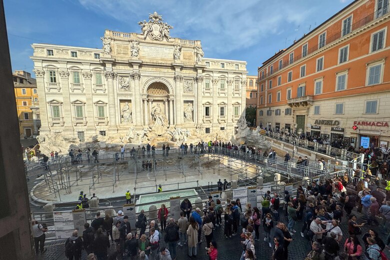 Así es la pasarela por la que se puede ver ahora a la Fontada de Trevi en Roma