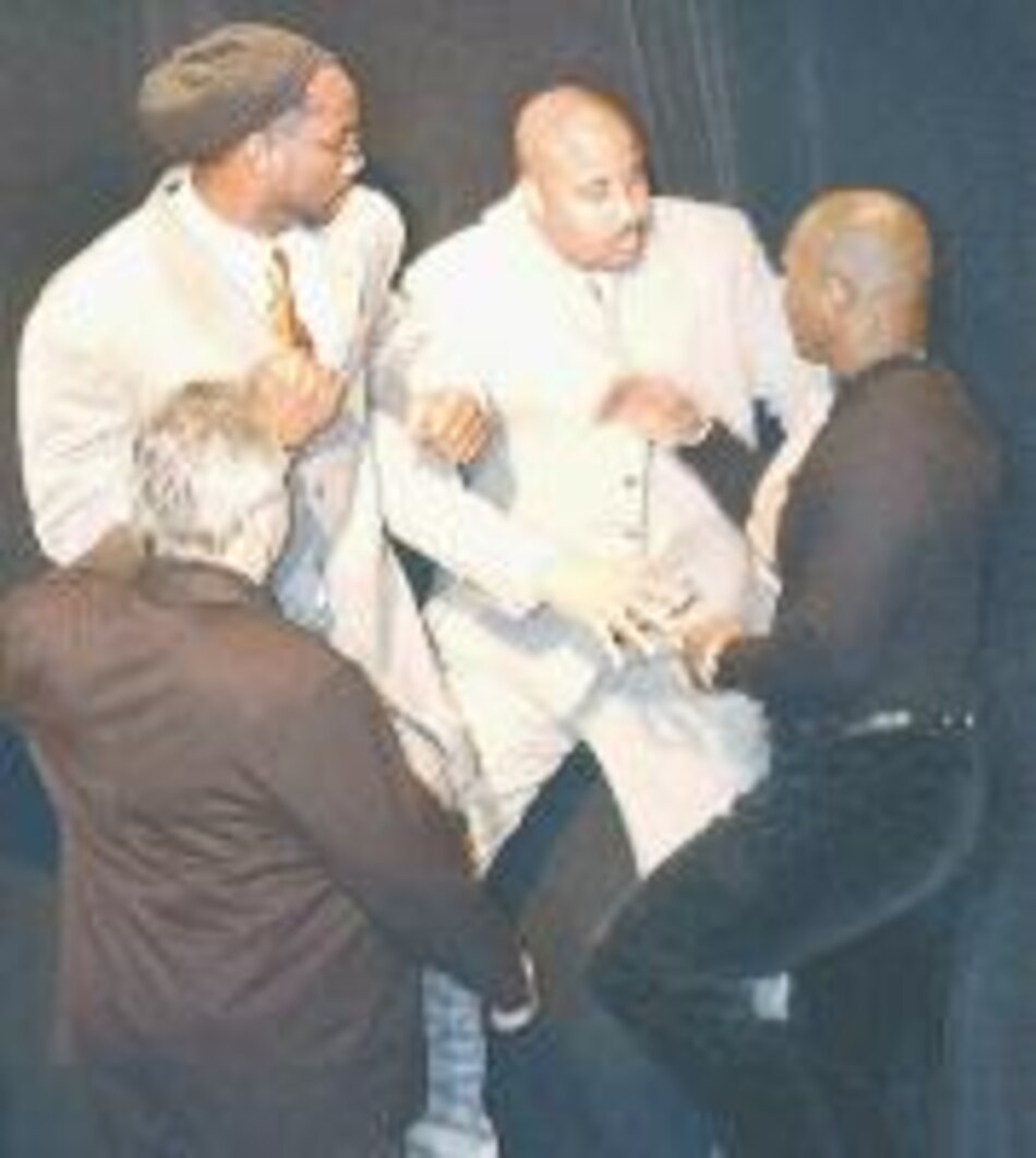 Lewis asestó duro golpe a Tyson