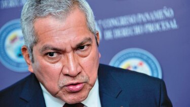 Yanibel Ábrego pretende apartar a Abel Zamorano