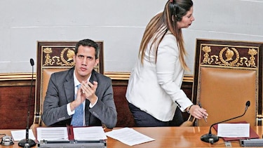 EU evalúa respaldar a Guaidó en la presidencia de Venezuela