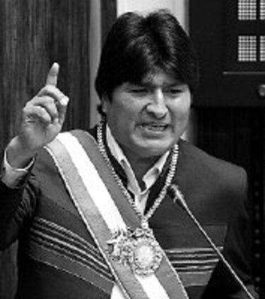 Evo Morales entregó la bandera nacional