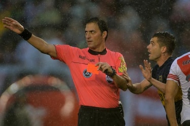 Fútbol: Árbitro es suspendido por mala actuación en el clásico argentino