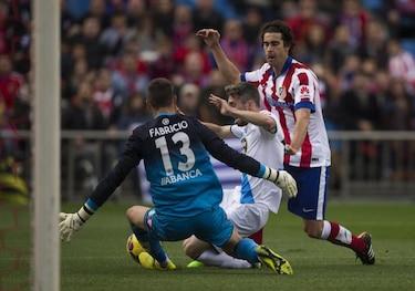 El Atlético gana 2-0 al Deportivo y sube a segundo