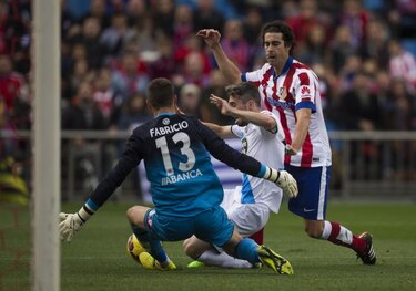 El Atlético gana 2-0 al Deportivo y sube a segundo