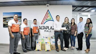 Altaplaza Mall dona alimentos para comedor escolar
