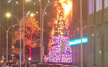 Un detenido en Nueva York por incendiar el árbol de Navidad gigante de Fox News