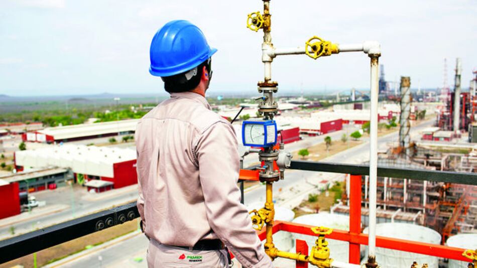 Pemex toca fondo