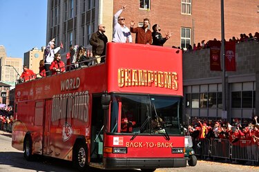Los campeones Chiefs y la NFL donan 200,000 dólares para ayudar a las víctimas de tiroteo