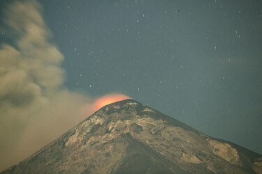 Volcán de Fuego de Guatemala disminuye actividad y mil personas continúan evacuadas