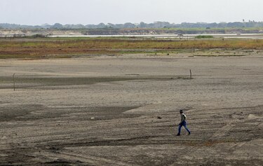 El río Magdalena se seca y los pueblos a sus orillas mueren de sed en el norte de Colombia