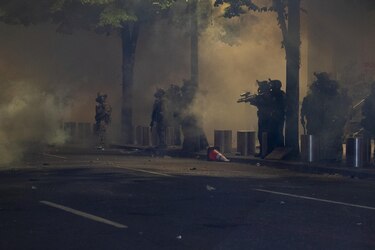 Indignación en EU tras reportes de que policía federal usa autos sin identificación para apresar manifestantes en Oregon