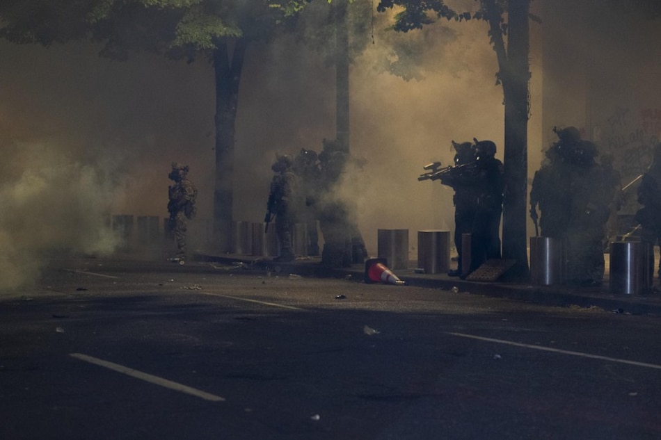 Indignación en EU tras reportes de que policía federal usa autos sin identificación para apresar manifestantes en Oregon