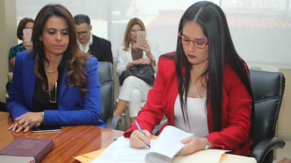 Zulay Rodríguez entrega informe sobre expedientes de José Ayú Prado