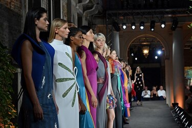 Un siglo de Cardin: la casa de moda quiere renovarse sin cambiar demasiado