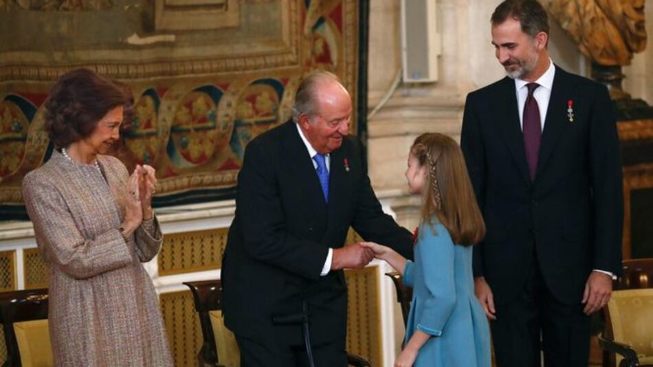 El rey Felipe cumple 50 años de edad condecorando a su hija Leonor