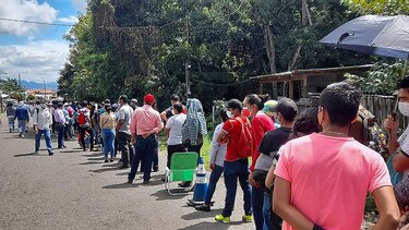 Nicaragüenses cruzan la frontera con Honduras para vacunarse contra la Covid-19