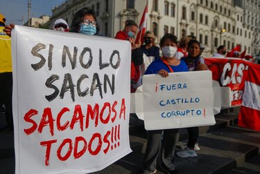 Cientos marchan por calles de Lima para exigir renuncia de presidente peruano