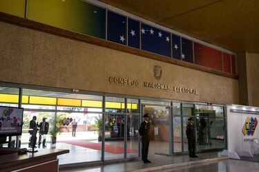 Candidatos venezolanos debaten sobre firmar compromiso de reconocer el resultado electoral