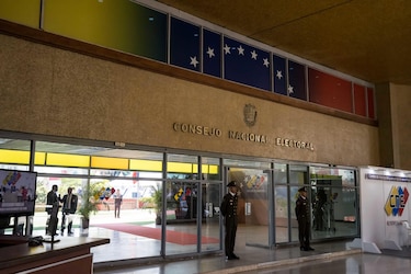 Candidatos venezolanos debaten sobre firmar compromiso de reconocer el resultado electoral