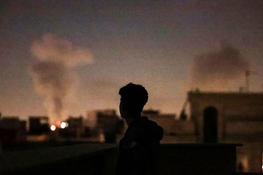 Puntos de control en la calles y filas para comprar pan: qué pasa en Irán conforme se intensifican los ataques