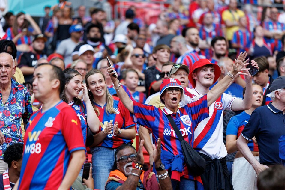 Aficionados del Crystal Palace protestan su expulsión de la Europa League