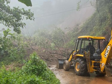 Vehículos de carga y pasajeros quedan varados tras el derrumbe en vía que comunica a Bocas y Chiriquí