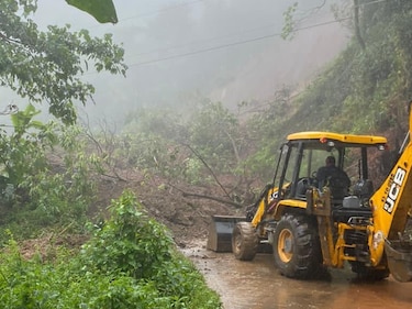 Vehículos de carga y pasajeros quedan varados tras el derrumbe en vía que comunica a Bocas y Chiriquí