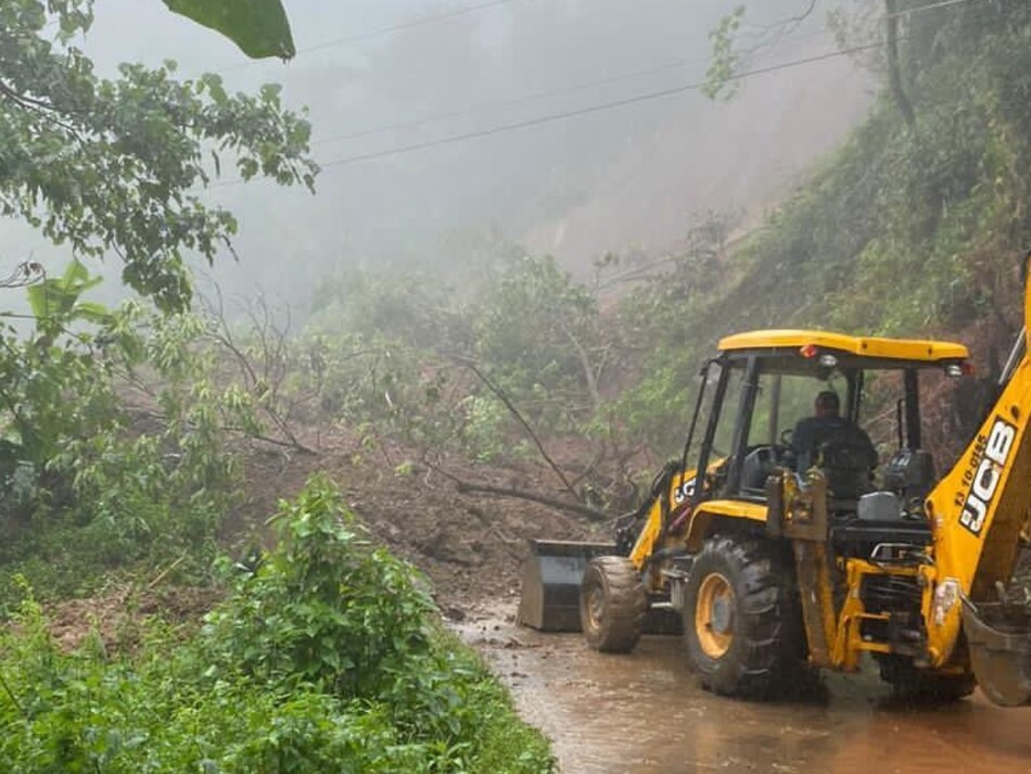 Vehículos de carga y pasajeros quedan varados tras el derrumbe en vía que comunica a Bocas y Chiriquí