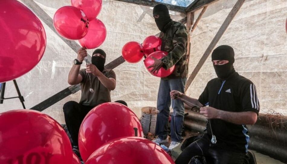 Israel bombardea Gaza tras el lanzamiento de globos incendiarios