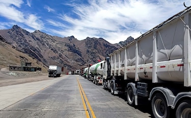 Casi 2,000 camiones varados entre Argentina y Chile por pruebas covid a conductores