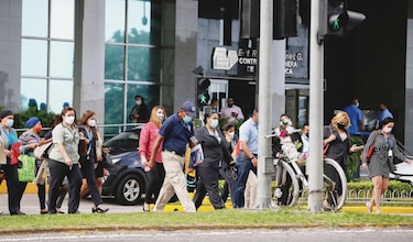 Planilla abultada y con alza en sueldos    