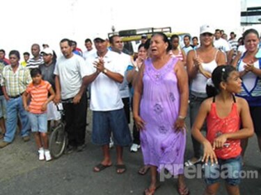 Pescadores bloquean vía hacia el puerto de Pedregal