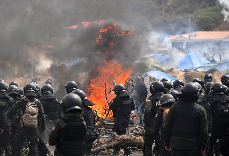 Afines a Evo Morales retienen y agreden a periodistas y policías en un operativo de desbloqueo