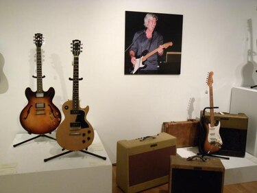 Richard Gere subastó su colección de guitarra