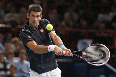 Djokovic, primer finalista en Bercy tras vencer a Federer