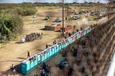 Más de 10,000 migrantes, muchos de Haití, acampan bajo un puente en la frontera sur de Estados Unidos