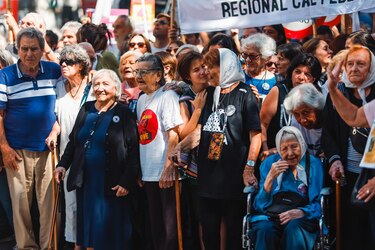 Abuelas y Madres de Plaza de Mayo reclaman una ley contra el negacionismo en Argentina