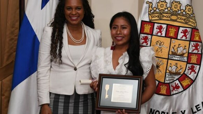Yalitza Aparicio recibe las llaves de la ciudad de Panamá