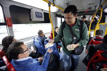Bolívares a cambio de caridad en los autobuses de Bogotá