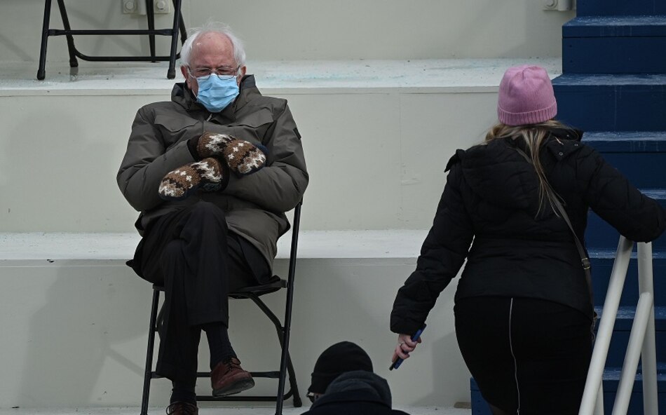 La foto de Sanders con guantes de lana recauda casi dos millones de dólares para caridad