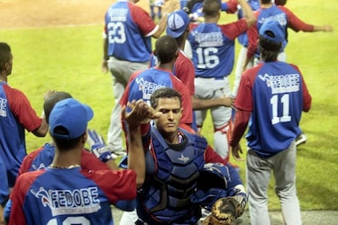 Dominicana sufre ante Argentina y Puerto Rico debuta dando paliza